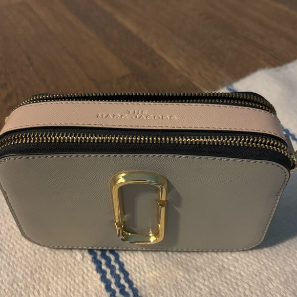 Marc Jacobs The Snapshot Camera Bag
Light Grey with black neon green strap - Picture 5 of 6